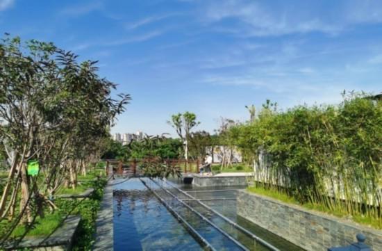 高質量發(fā)展調研行 綠樹 草坪 小涼亭 污水處理廠也是口袋公園